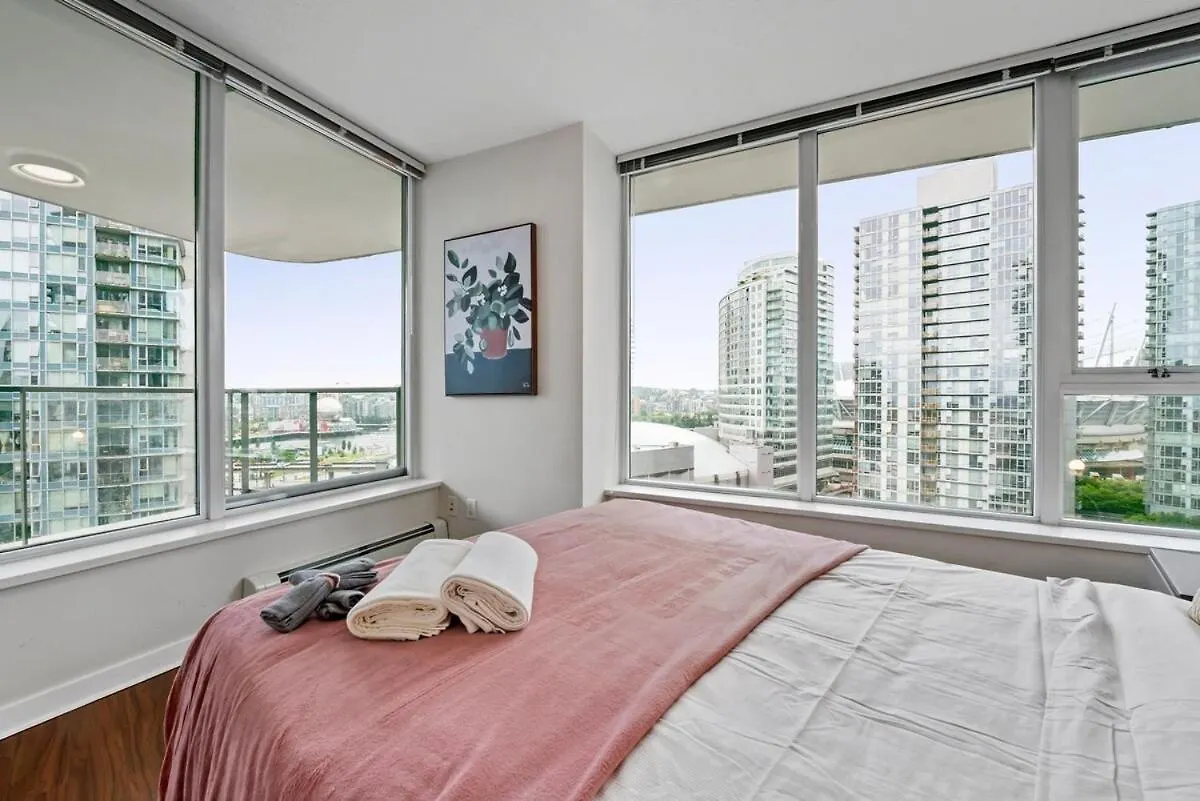 Spacious 3Br Condo In Downtown Vancouver Central Location