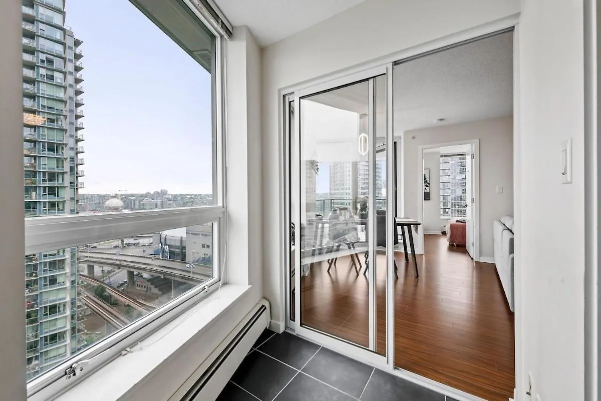 Spacious 3Br Condo In Downtown Vancouver Central Location
