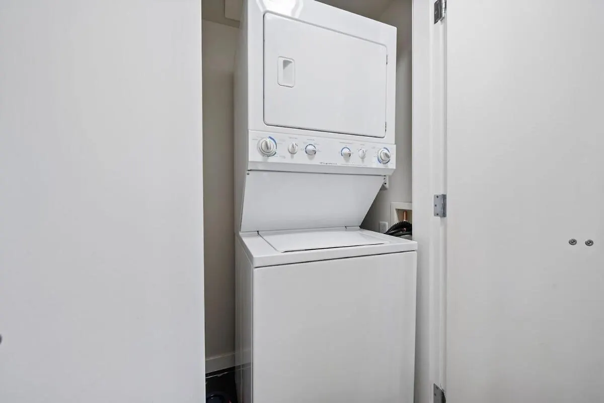 Spacious 3Br Condo In Downtown Vancouver Central Location